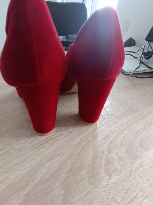Pantofi Roșii de Catifea