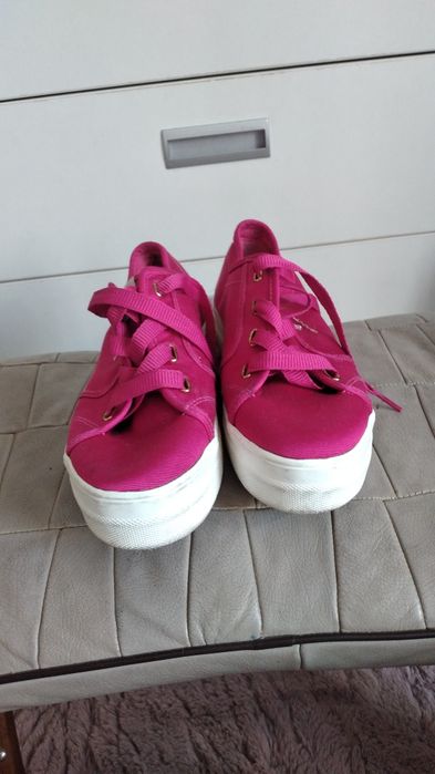 Tenesi cu talpa inalta