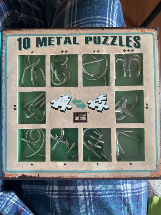 Puzzle metalice, 80 lei ambele cutii.