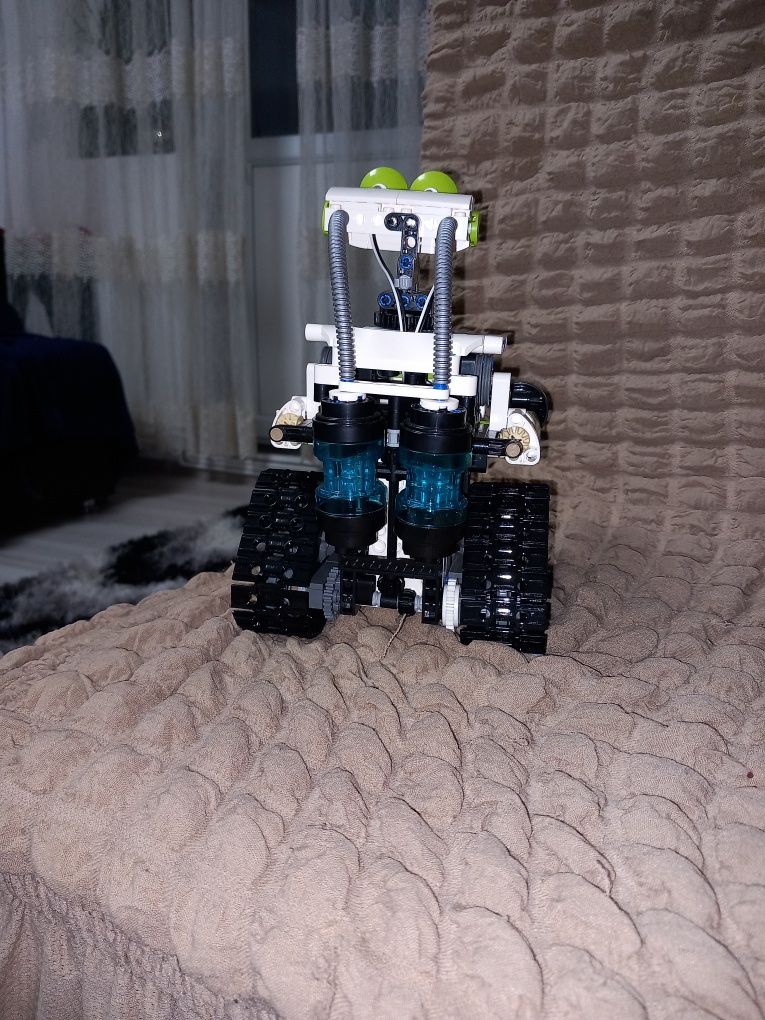 Vând roboțel din lego