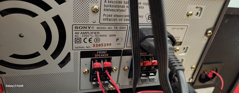 Sistem Sony cu DVD changer și telecomandă