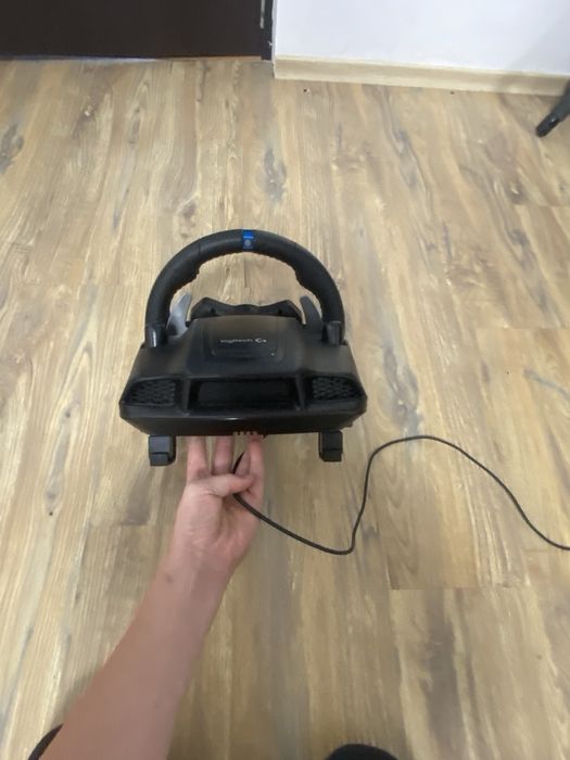 Vând volan logitech g29