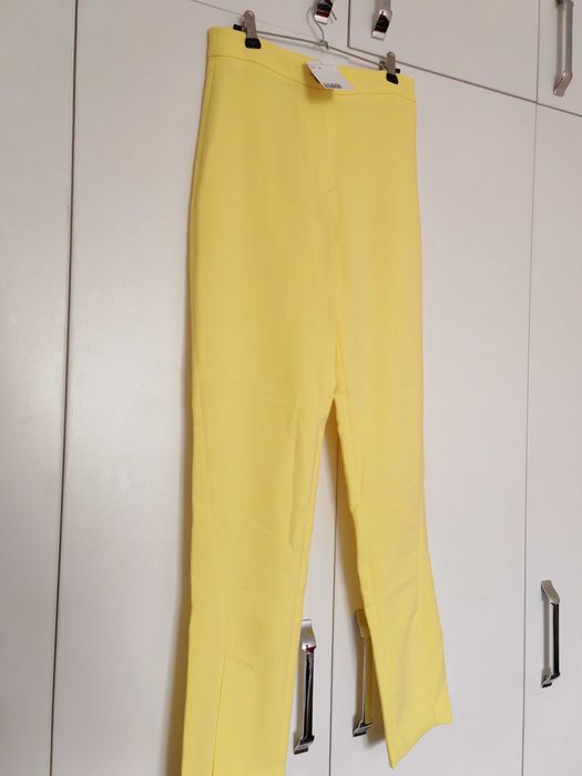 vând costum nou galben