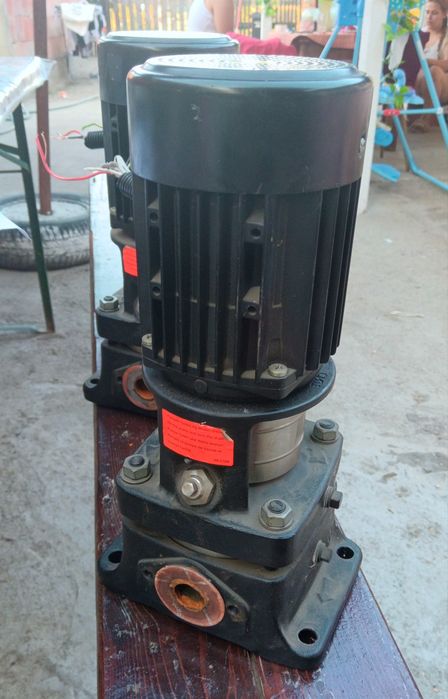 Vând 2 pompe de presiune, apă