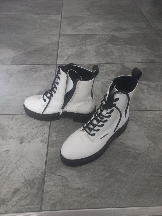 Bocanci albi mărimea 37 marca Bull boxer