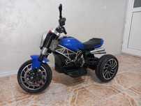 Motocicleta albastra funcționează pe baterie