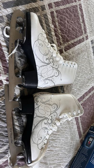 Детские коньки практически новые , одевали 2 раза