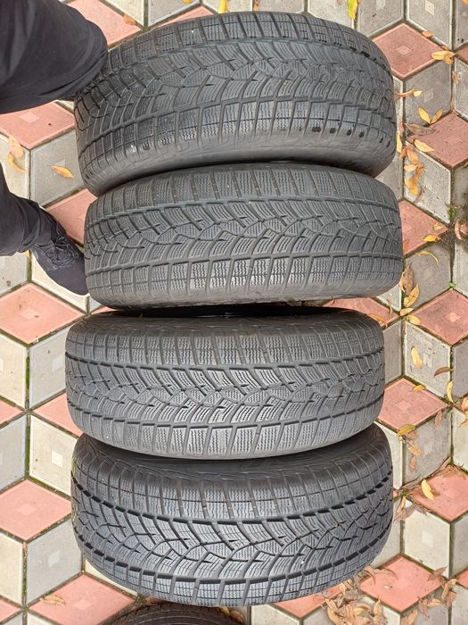 Vând 4 anvelope de iarna 235 65 r17 GOODYEAR  foarte bune