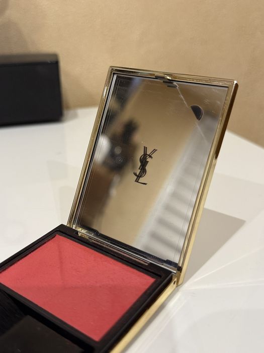 Руж YSL Couture Blush.
Това е лек пудрен