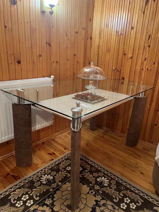 Стъклена маса с кожени крака