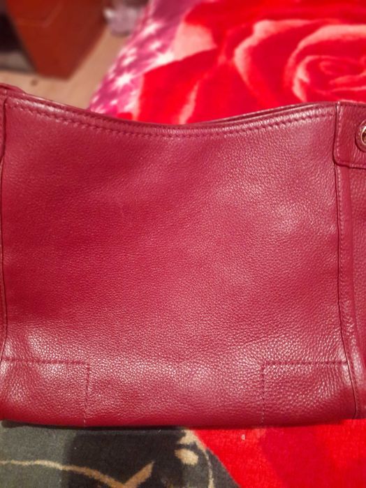 Troy Burch este din piele naturala