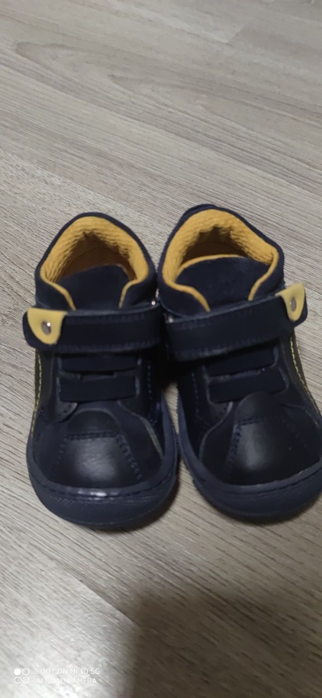 Чисто нови бебешки обувки