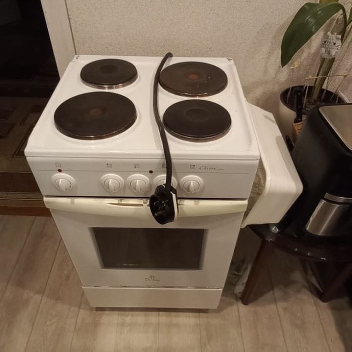 Продам плиту. Духовка рабочая. Рабочие только 2 конфорки.