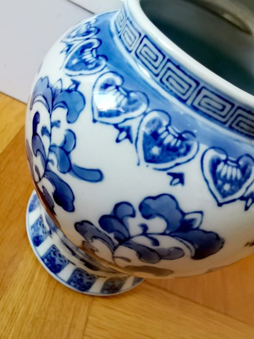 Антикварна китайска порцеланова купа урна