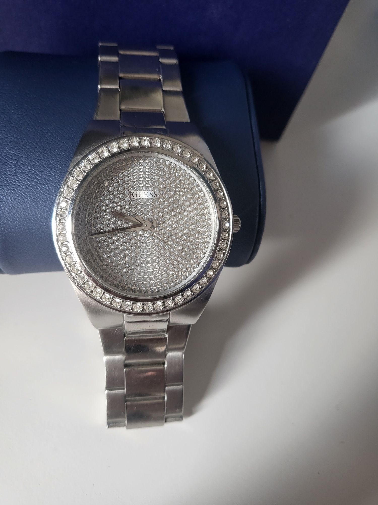 Часовник Guess с