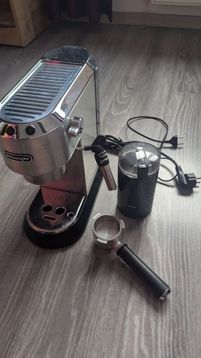Espressor manual DELONGHI Dedica Style EC685.M, 1.1l, 1300W, 15 bar,