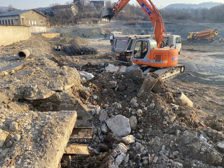 Inchiriere utilaje . Buldo excavator , compactor, autobasculante
