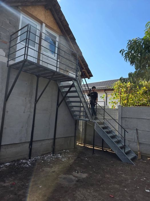 Vindem grătare zincate orice dimensiune și trepte pentru scări