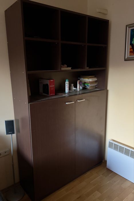 Гардероб с еатжерки за книги