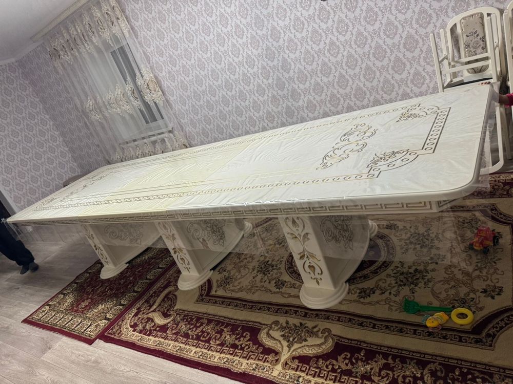 Стол со стульями