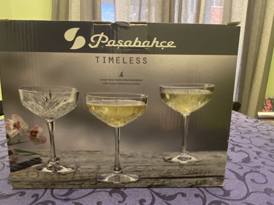 Set nou cu eticheta- cupe sampanie/cocktail