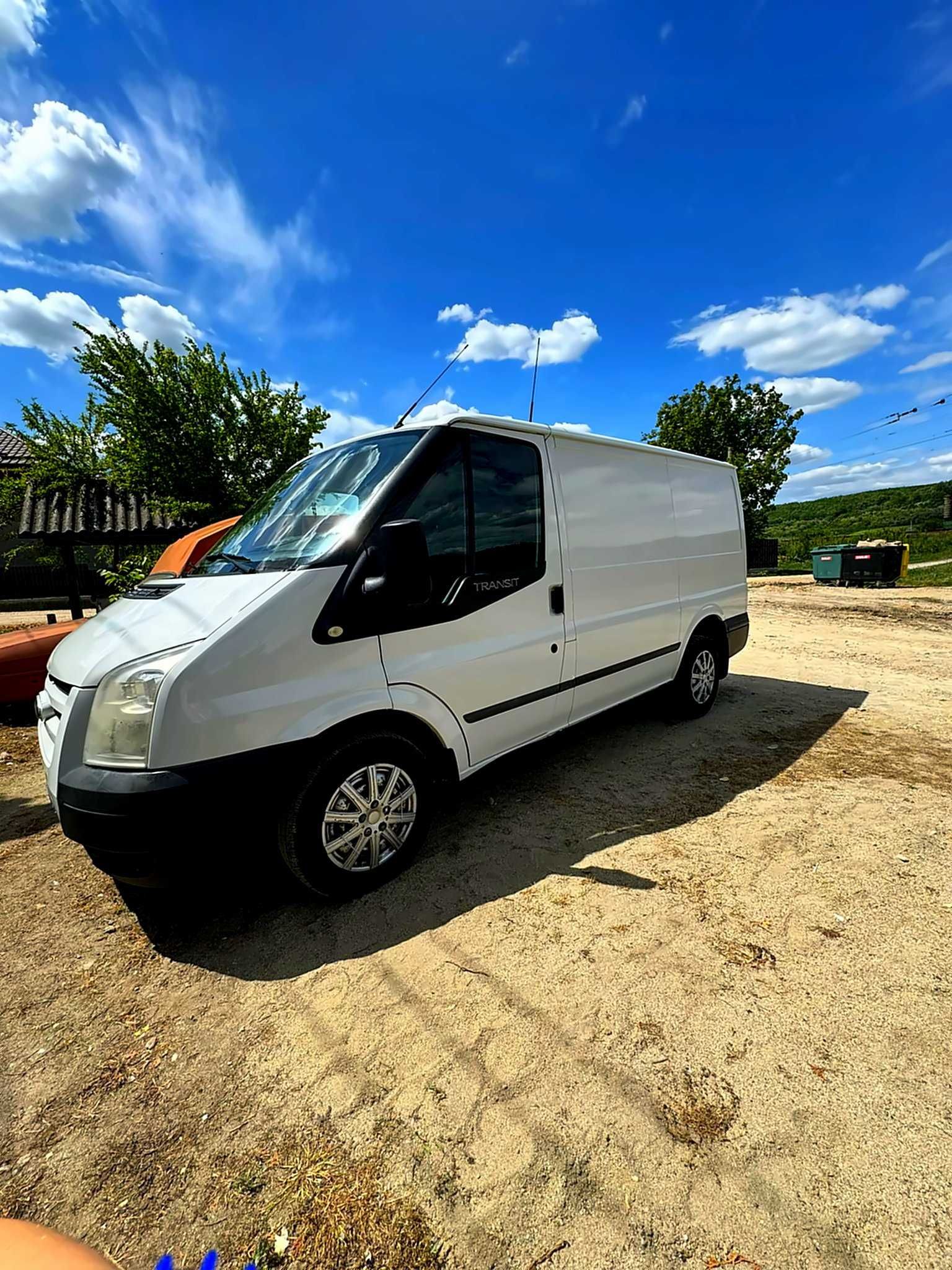 Ford Transit
Autoutilitară 3 locuri + volum marfă
Anul 20-09-2011