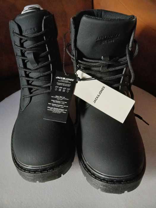 Ghete noi de vanzare