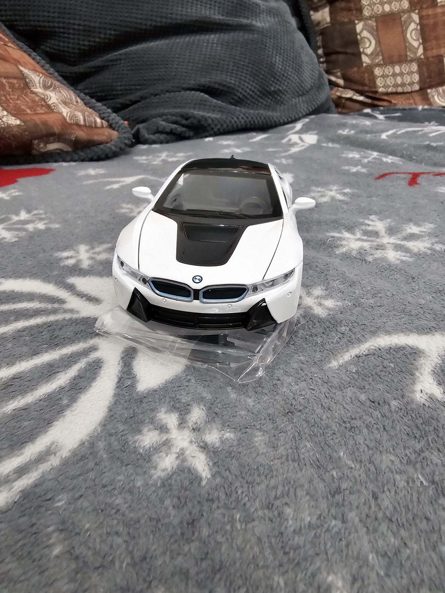 Macheta metalica bmw i8 1:24 noua