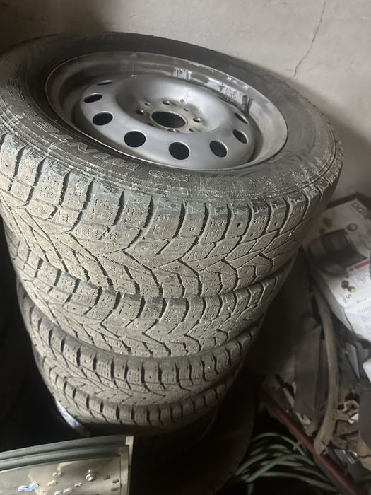 Продам шины  зимние DUNLOP