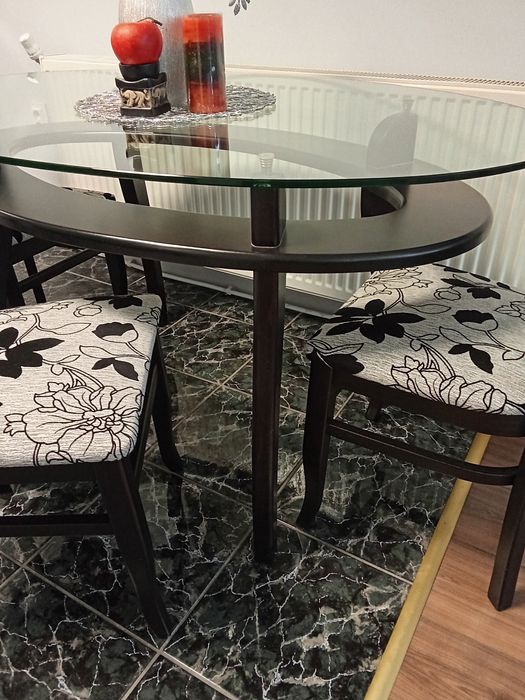 Продавам маса със 4стола от масивно дърво със стъклен плот.