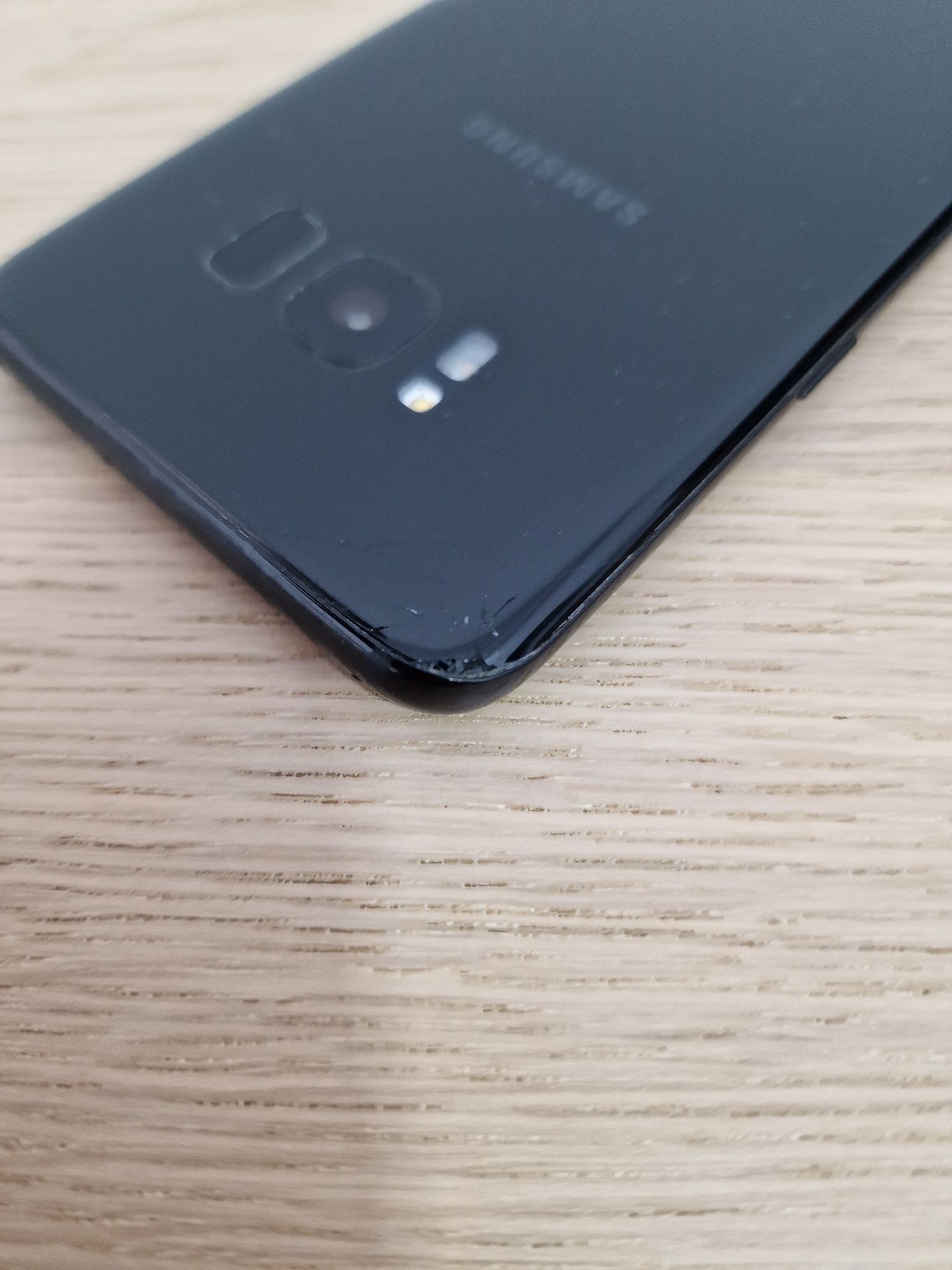 Samsung Galaxy S8 cu husă de protecție, încărcător, căști AKG