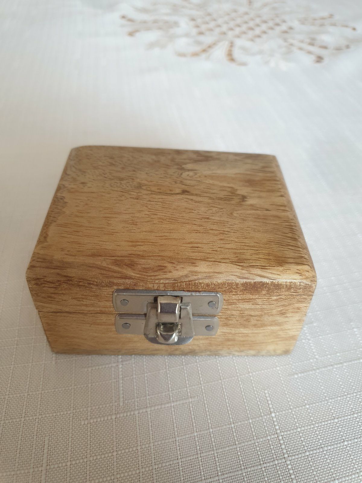 Бронзов компас с никелово покритие в дървена кутия.