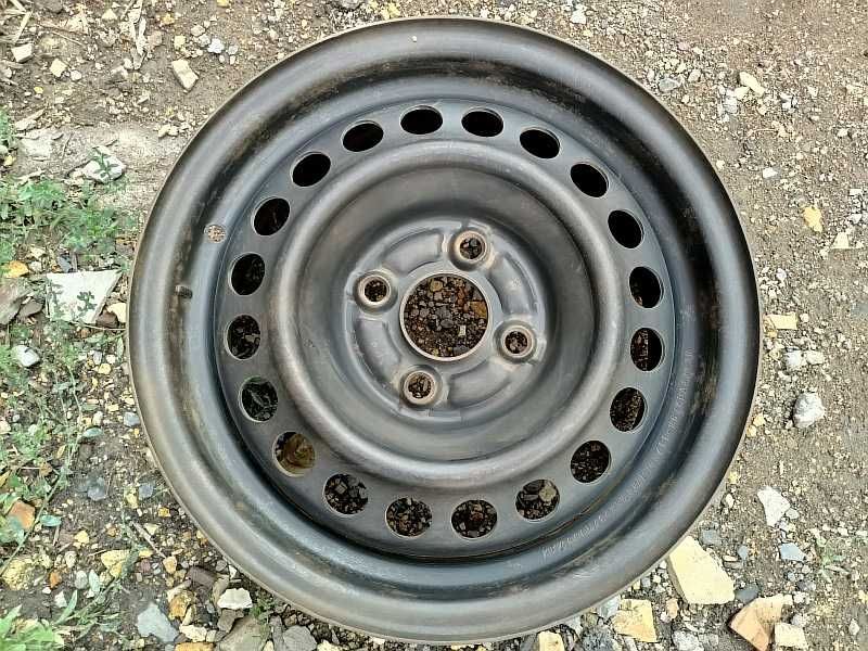 Продам оригинальный металлический диск на Toyota