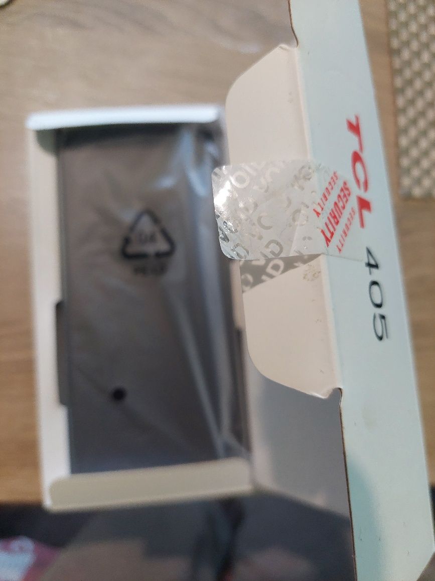 Продавам нов телефон TCL 405