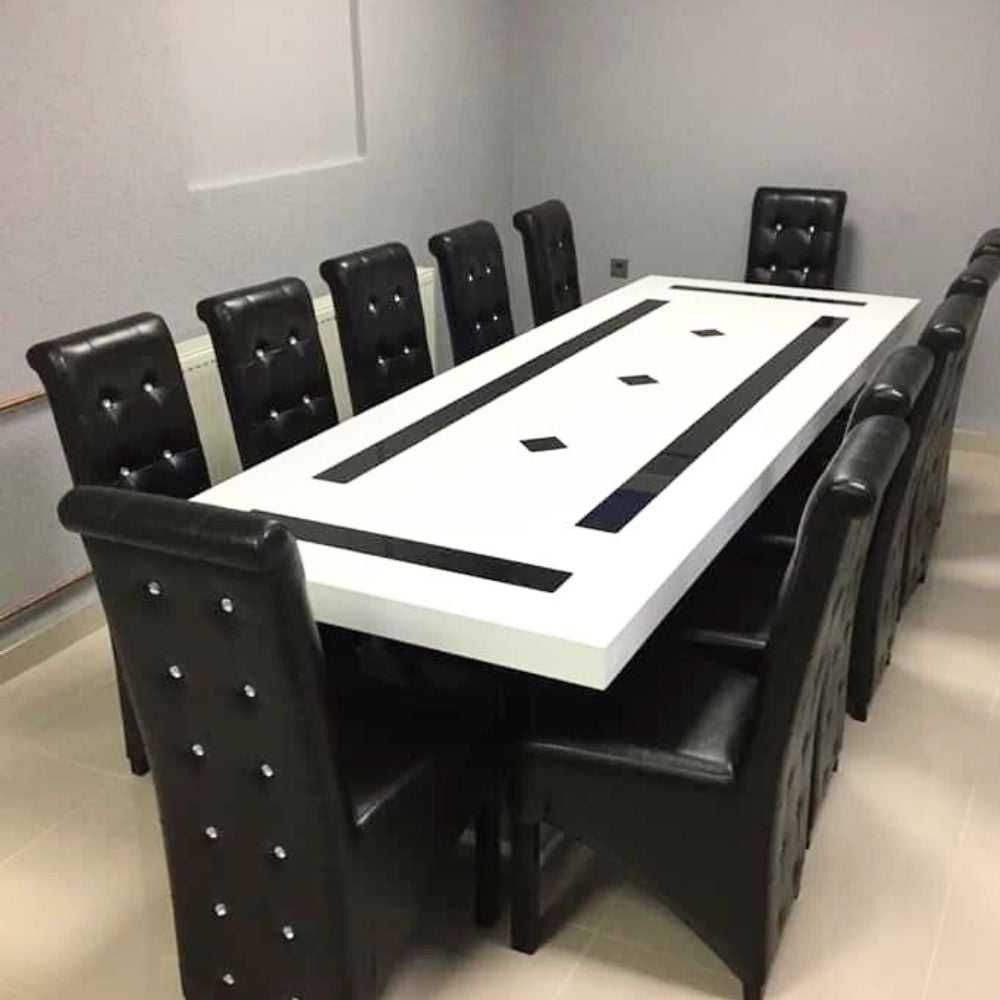Masă mare living cu 12 scaune piele culoarea neagră