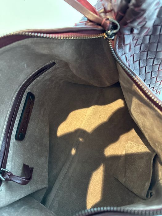 Дамска чанта в модерният Бордо цвят на Bottega Beneta
