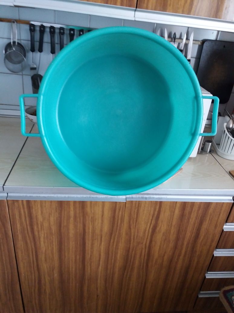 Пластиковая посуда продаётся дешево