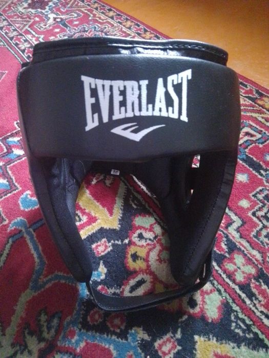 Шлем для бокса и перчатки  можно и для кикбоксинга
