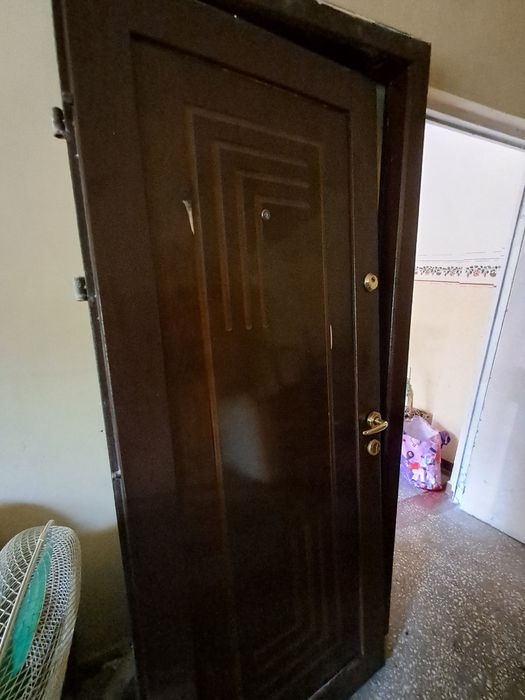 Ușă apartament uzată