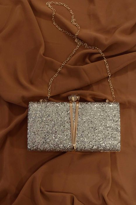 Красива сребриста чантичка с дръжка