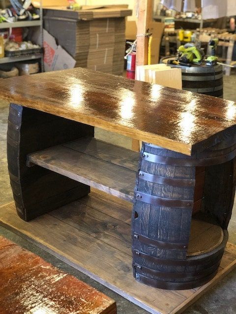 Mese rustice din butoaie fîntînă arteziană de gradina