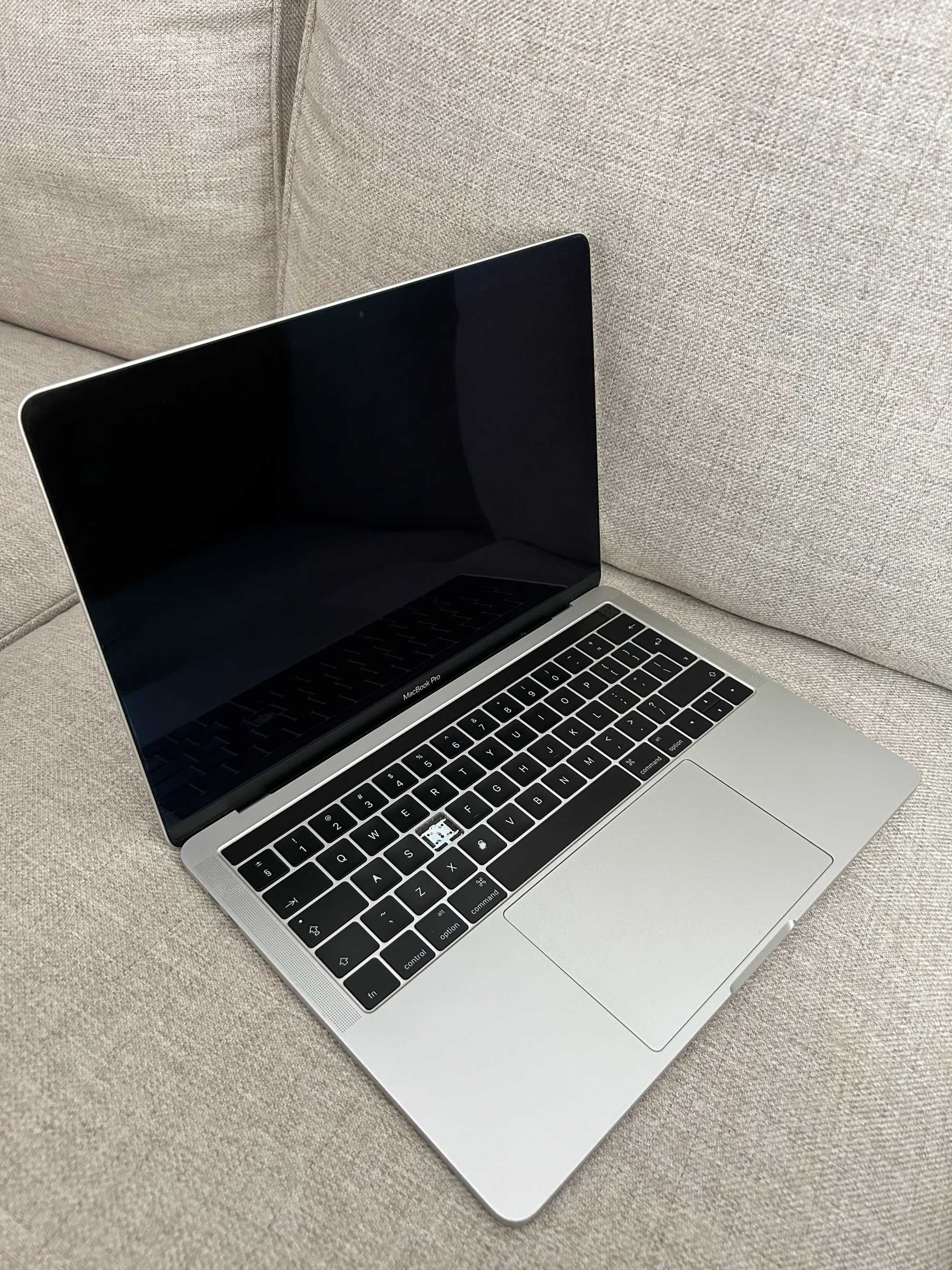 MacBook Pro 13" cu Touch bar - 2016