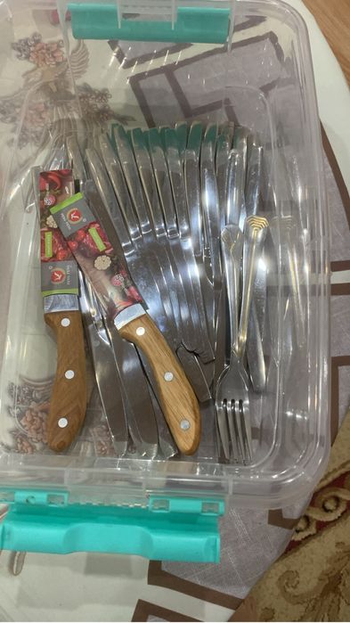 Тарелки, ножи, бокалы