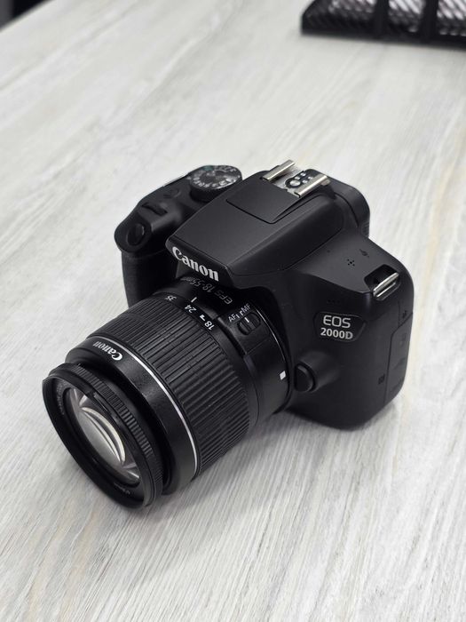 Камера Canon EOS 2000D