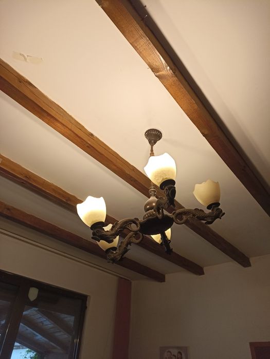 Продавам старинен полилей