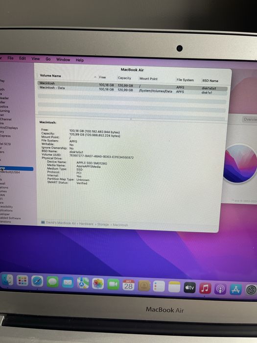 • MacBook •  BATERIE 97% •