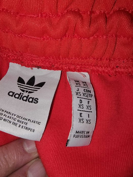 Vind pantaloni de trening Adidas originali