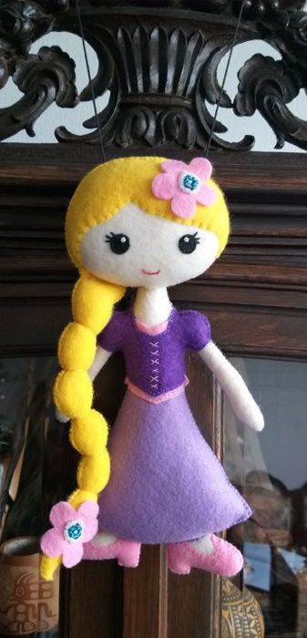 Rapunzel, printesa din turn, papusa handmade din fetru.