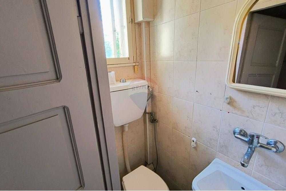Продава се Етаж от къща в Шумен, Център - 39 кв.м за 1557 €/кв.м - Снимка #4