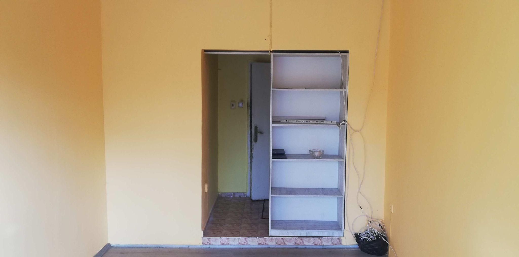 Магазин с лице към главна улица в Центъра на Бургас.